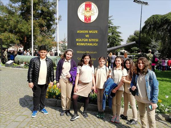 Sosyal yardımlaşma ve dayanışma kulübümüzün düzenlediği resim yarışmasına katılan öğrencilerimiz Harbiye Askeri Müzesini gezdiler. 3